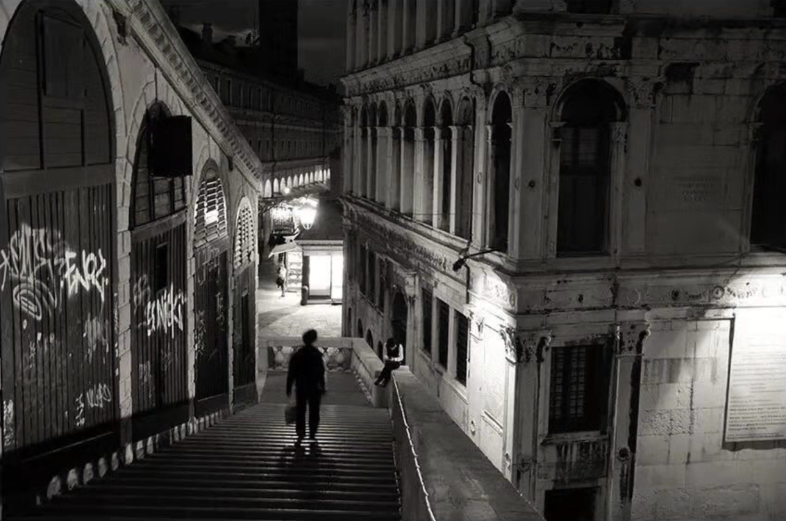 Sun-Keqing-The-night-of-the-Santorini-bridge